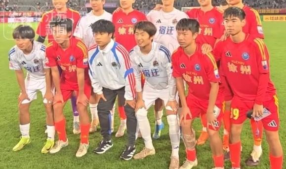 MK体育官方网站-徐州vs宿迁赛后，江苏常晋球员合影，苗润东、张桐瑞交换球衣